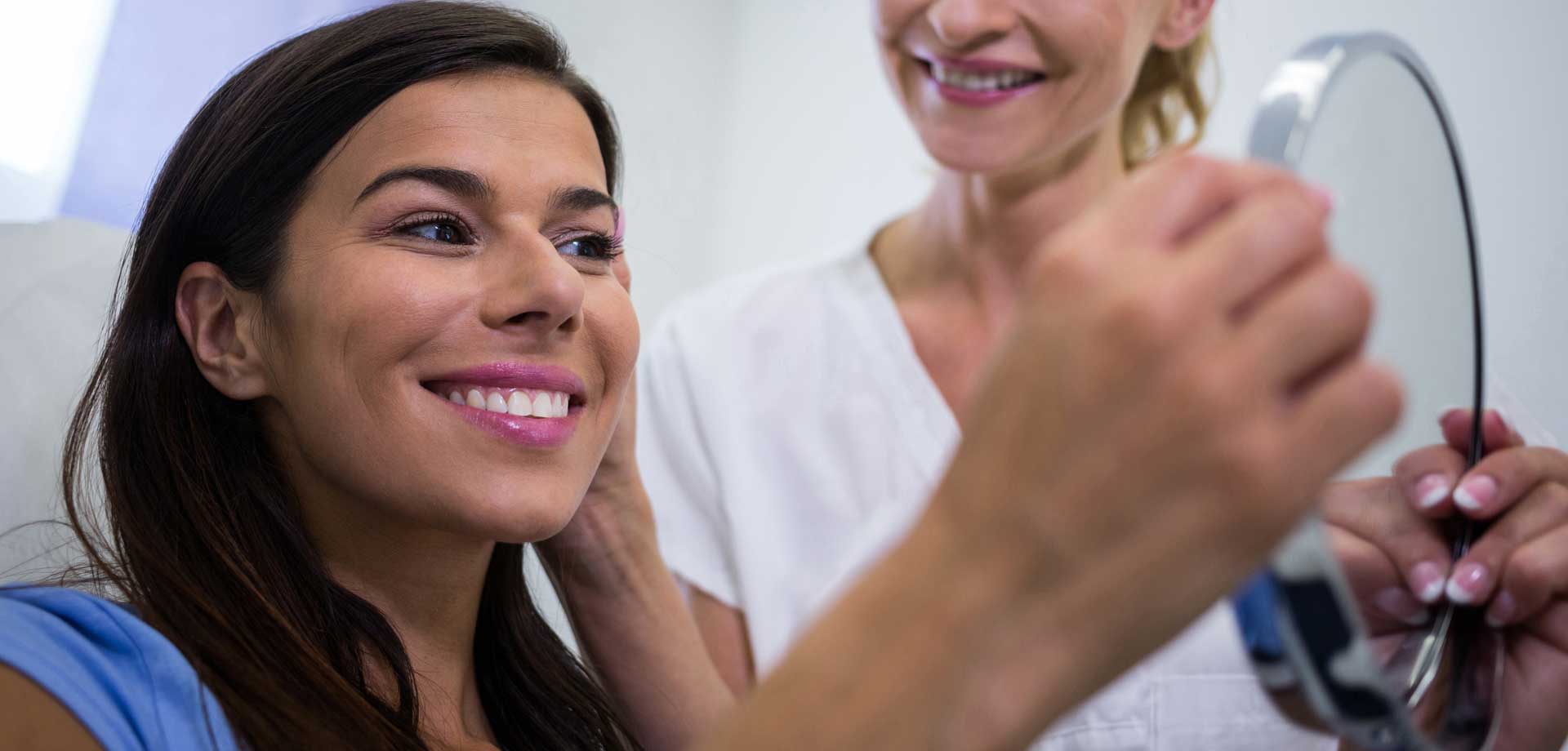woman-checking-reflexion-face-lift-brow-lift